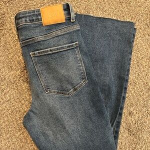 Zara jeans - size 6. Mid to high rise with a flare bottom. In great condition!